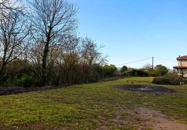 Terrain de 1900m² au calme, proche gare ( 6kms) et autoroute ( 13kms)