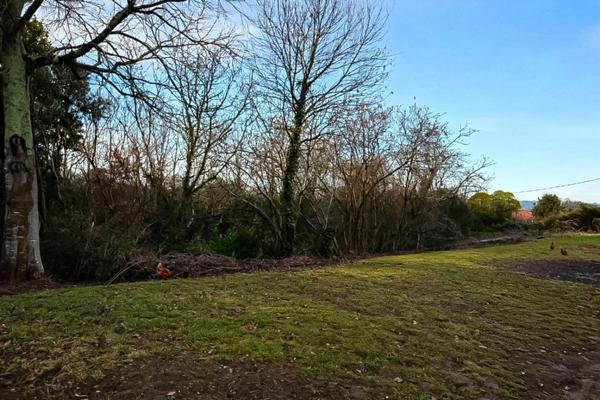 Terrain de 1900m² au calme, proche gare ( 6kms) et autoroute ( 13kms)