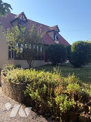 Une maison d'habitation comprenant: