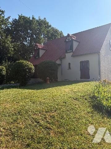 Une maison d'habitation comprenant: