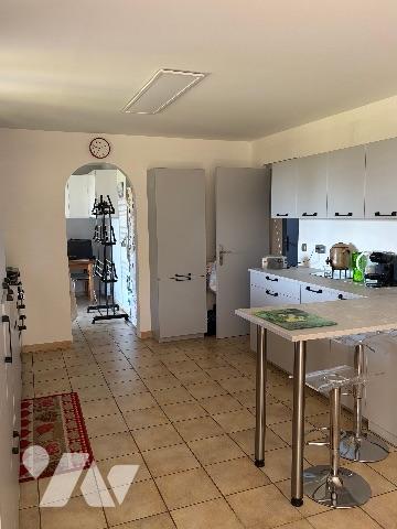 Une maison d'habitation comprenant: