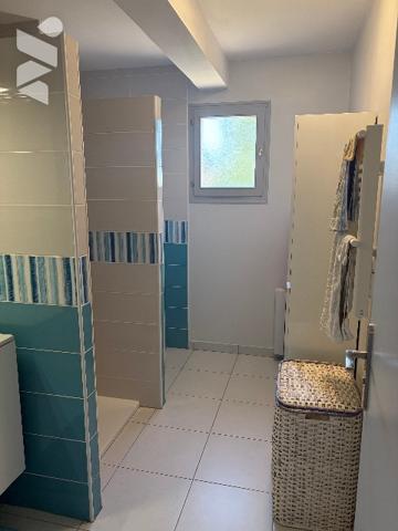 Une maison d'habitation comprenant: