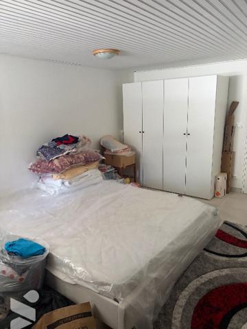 Une maison d'habitation comprenant: