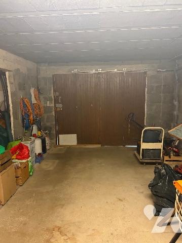 Une maison d'habitation comprenant:
