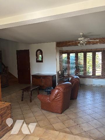 Une maison d'habitation comprenant: