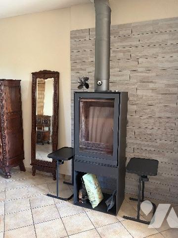 Une maison d'habitation comprenant: