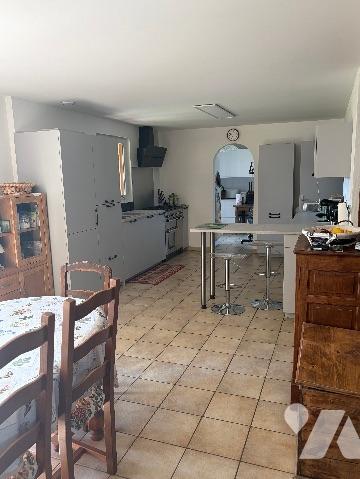 Une maison d'habitation comprenant: