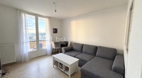 Appartement T2    -  42 m2   -  Aix en provence 

Situé à Aix-en-Provence, dans un secteur stratégique et recherché, cet appartement de 42.32 m2 constitue une opportunité idéale pour un investissement locatif sécurisé.

L'appartement se compose de deux pièces bien agencées, offrant une distribution fonctionnelle et agréable.

Il bénéficie d'un locataire en place, garantissant une rentabilité immédiate de 830 €/mois et une continuité de revenus dès l'acquisition.

Ce secteur dynamique et prisé assure une forte demande locative, tant pour les actifs que pour les étudiants, faisant de ce bien un placement pérenne.

Sa localisation est un véritable atout:

﻿à proximité de la gare SNCF et la gare routière,
﻿à proximité immédiate du centre-ville,
﻿à deux pas des commerces, écoles et commodités,
﻿﻿accès rapide aux axes routiers et transports.