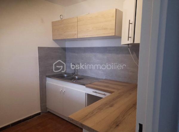 Appartement T2    -  42 m2   -  Aix en provence 

Situé à Aix-en-Provence, dans un secteur stratégique et recherché, cet appartement de 42.32 m2 constitue une opportunité idéale pour un investissement locatif sécurisé.

L'appartement se compose de deux pièces bien agencées, offrant une distribution fonctionnelle et agréable.

Il bénéficie d'un locataire en place, garantissant une rentabilité immédiate de 830 €/mois et une continuité de revenus dès l'acquisition.

Ce secteur dynamique et prisé assure une forte demande locative, tant pour les actifs que pour les étudiants, faisant de ce bien un placement pérenne.

Sa localisation est un véritable atout:

﻿à proximité de la gare SNCF et la gare routière,
﻿à proximité immédiate du centre-ville,
﻿à deux pas des commerces, écoles et commodités,
﻿﻿accès rapide aux axes routiers et transports.