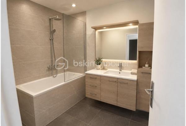 Appartement T2    -  42 m2   -  Aix en provence 

Situé à Aix-en-Provence, dans un secteur stratégique et recherché, cet appartement de 42.32 m2 constitue une opportunité idéale pour un investissement locatif sécurisé.

L'appartement se compose de deux pièces bien agencées, offrant une distribution fonctionnelle et agréable.

Il bénéficie d'un locataire en place, garantissant une rentabilité immédiate de 830 €/mois et une continuité de revenus dès l'acquisition.

Ce secteur dynamique et prisé assure une forte demande locative, tant pour les actifs que pour les étudiants, faisant de ce bien un placement pérenne.

Sa localisation est un véritable atout:

﻿à proximité de la gare SNCF et la gare routière,
﻿à proximité immédiate du centre-ville,
﻿à deux pas des commerces, écoles et commodités,
﻿﻿accès rapide aux axes routiers et transports.
