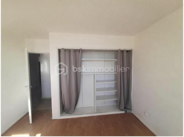 Appartement T2    -  42 m2   -  Aix en provence 

Situé à Aix-en-Provence, dans un secteur stratégique et recherché, cet appartement de 42.32 m2 constitue une opportunité idéale pour un investissement locatif sécurisé.

L'appartement se compose de deux pièces bien agencées, offrant une distribution fonctionnelle et agréable.

Il bénéficie d'un locataire en place, garantissant une rentabilité immédiate de 830 €/mois et une continuité de revenus dès l'acquisition.

Ce secteur dynamique et prisé assure une forte demande locative, tant pour les actifs que pour les étudiants, faisant de ce bien un placement pérenne.

Sa localisation est un véritable atout:

﻿à proximité de la gare SNCF et la gare routière,
﻿à proximité immédiate du centre-ville,
﻿à deux pas des commerces, écoles et commodités,
﻿﻿accès rapide aux axes routiers et transports.