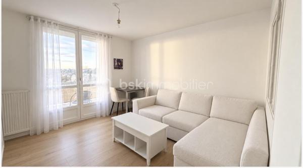 Appartement T2    -  42 m2   -  Aix en provence 

Situé à Aix-en-Provence, dans un secteur stratégique et recherché, cet appartement de 42.32 m2 constitue une opportunité idéale pour un investissement locatif sécurisé.

L'appartement se compose de deux pièces bien agencées, offrant une distribution fonctionnelle et agréable.

Il bénéficie d'un locataire en place, garantissant une rentabilité immédiate de 830 €/mois et une continuité de revenus dès l'acquisition.

Ce secteur dynamique et prisé assure une forte demande locative, tant pour les actifs que pour les étudiants, faisant de ce bien un placement pérenne.

Sa localisation est un véritable atout:

﻿à proximité de la gare SNCF et la gare routière,
﻿à proximité immédiate du centre-ville,
﻿à deux pas des commerces, écoles et commodités,
﻿﻿accès rapide aux axes routiers et transports.