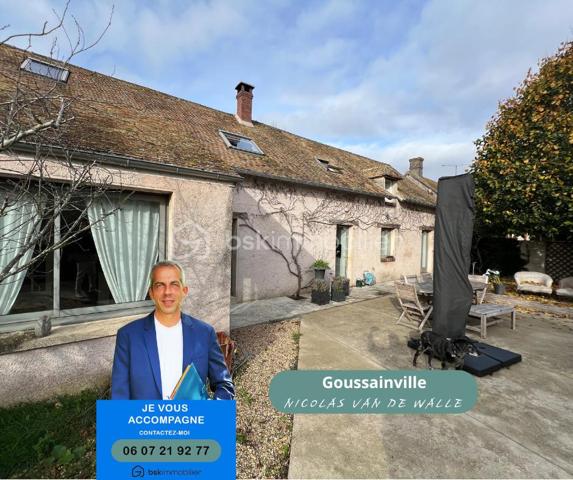 À seulement 5 minutes de Houdan – Charme de l'ancien et cadre de vie exceptionnel
Située sur la commune de Goussainville, dans un environnement calme et verdoyant, cette magnifique maison de caractère de 154 m² habitables (environ 170 m² au sol) saura vous séduire par son authenticité, ses volumes généreux et son superbe terrain arboré de 1 350 m².
Dès l'entrée, vous découvrirez un vaste hall avec rangements qui mène à une pièce de vie lumineuse d'environ 50 m², composée d'un double salon chaleureux et d'une salle à manger conviviale. Dans son prolongement, une belle cuisine ouverte, entièrement aménagée et équipée, offre un espace idéal pour partager des moments en famille ou entre amis.
Le rez-de-chaussée propose également une suite parentale avec sa salle de bains, une grande buanderie, un WC indépendant ainsi qu'un local chaufferie, offrant un confort de vie très appréciable.
À l'étage, un large palier pouvant accueillir un espace bureau dessert quatre belles chambres, une salle d'eau, un WC indépendant et de nombreux espaces de rangement.
À l'extérieur, vous profiterez d'une grande terrasse parfaitement exposée, idéale pour les repas en plein air, ainsi que d'une piscine hors sol pour profiter pleinement des beaux jours.
Le jardin, véritable écrin de verdure, est agrémenté de plusieurs arbres fruitiers (figuiers, pommiers…) et de deux grands cabanons offrant de nombreuses possibilités de stockage.
Les atouts de cette propriété :
Environnement paisible à seulement 5 minutes de Houdan
Maison pleine de charme alliant authenticité et confort
5 chambres dont une suite parentale au rez-de-chaussée
Belle pièce de vie d'environ 50 m²
Terrain clos et arboré de 1 350 m²
Grande terrasse, piscine hors sol et nombreuses dépendances
Une maison chaleureuse, parfaitement entretenue, idéale pour une famille en quête d'espace, de tranquillité et de qualité de vie.
Une visite s'impose !