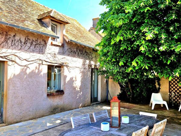 À seulement 5 minutes de Houdan – Charme de l'ancien et cadre de vie exceptionnel
Située sur la commune de Goussainville, dans un environnement calme et verdoyant, cette magnifique maison de caractère de 154 m² habitables (environ 170 m² au sol) saura vous séduire par son authenticité, ses volumes généreux et son superbe terrain arboré de 1 350 m².
Dès l'entrée, vous découvrirez un vaste hall avec rangements qui mène à une pièce de vie lumineuse d'environ 50 m², composée d'un double salon chaleureux et d'une salle à manger conviviale. Dans son prolongement, une belle cuisine ouverte, entièrement aménagée et équipée, offre un espace idéal pour partager des moments en famille ou entre amis.
Le rez-de-chaussée propose également une suite parentale avec sa salle de bains, une grande buanderie, un WC indépendant ainsi qu'un local chaufferie, offrant un confort de vie très appréciable.
À l'étage, un large palier pouvant accueillir un espace bureau dessert quatre belles chambres, une salle d'eau, un WC indépendant et de nombreux espaces de rangement.
À l'extérieur, vous profiterez d'une grande terrasse parfaitement exposée, idéale pour les repas en plein air, ainsi que d'une piscine hors sol pour profiter pleinement des beaux jours.
Le jardin, véritable écrin de verdure, est agrémenté de plusieurs arbres fruitiers (figuiers, pommiers…) et de deux grands cabanons offrant de nombreuses possibilités de stockage.
Les atouts de cette propriété :
Environnement paisible à seulement 5 minutes de Houdan
Maison pleine de charme alliant authenticité et confort
5 chambres dont une suite parentale au rez-de-chaussée
Belle pièce de vie d'environ 50 m²
Terrain clos et arboré de 1 350 m²
Grande terrasse, piscine hors sol et nombreuses dépendances
Une maison chaleureuse, parfaitement entretenue, idéale pour une famille en quête d'espace, de tranquillité et de qualité de vie.
Une visite s'impose !