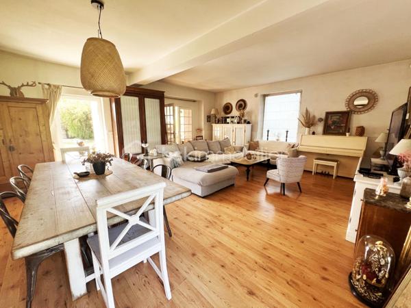 À seulement 5 minutes de Houdan – Charme de l'ancien et cadre de vie exceptionnel
Située sur la commune de Goussainville, dans un environnement calme et verdoyant, cette magnifique maison de caractère de 154 m² habitables (environ 170 m² au sol) saura vous séduire par son authenticité, ses volumes généreux et son superbe terrain arboré de 1 350 m².
Dès l'entrée, vous découvrirez un vaste hall avec rangements qui mène à une pièce de vie lumineuse d'environ 50 m², composée d'un double salon chaleureux et d'une salle à manger conviviale. Dans son prolongement, une belle cuisine ouverte, entièrement aménagée et équipée, offre un espace idéal pour partager des moments en famille ou entre amis.
Le rez-de-chaussée propose également une suite parentale avec sa salle de bains, une grande buanderie, un WC indépendant ainsi qu'un local chaufferie, offrant un confort de vie très appréciable.
À l'étage, un large palier pouvant accueillir un espace bureau dessert quatre belles chambres, une salle d'eau, un WC indépendant et de nombreux espaces de rangement.
À l'extérieur, vous profiterez d'une grande terrasse parfaitement exposée, idéale pour les repas en plein air, ainsi que d'une piscine hors sol pour profiter pleinement des beaux jours.
Le jardin, véritable écrin de verdure, est agrémenté de plusieurs arbres fruitiers (figuiers, pommiers…) et de deux grands cabanons offrant de nombreuses possibilités de stockage.
Les atouts de cette propriété :
Environnement paisible à seulement 5 minutes de Houdan
Maison pleine de charme alliant authenticité et confort
5 chambres dont une suite parentale au rez-de-chaussée
Belle pièce de vie d'environ 50 m²
Terrain clos et arboré de 1 350 m²
Grande terrasse, piscine hors sol et nombreuses dépendances
Une maison chaleureuse, parfaitement entretenue, idéale pour une famille en quête d'espace, de tranquillité et de qualité de vie.
Une visite s'impose !