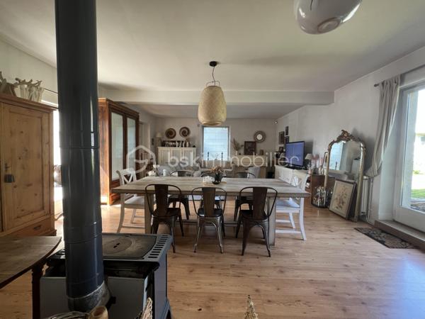À seulement 5 minutes de Houdan – Charme de l'ancien et cadre de vie exceptionnel
Située sur la commune de Goussainville, dans un environnement calme et verdoyant, cette magnifique maison de caractère de 154 m² habitables (environ 170 m² au sol) saura vous séduire par son authenticité, ses volumes généreux et son superbe terrain arboré de 1 350 m².
Dès l'entrée, vous découvrirez un vaste hall avec rangements qui mène à une pièce de vie lumineuse d'environ 50 m², composée d'un double salon chaleureux et d'une salle à manger conviviale. Dans son prolongement, une belle cuisine ouverte, entièrement aménagée et équipée, offre un espace idéal pour partager des moments en famille ou entre amis.
Le rez-de-chaussée propose également une suite parentale avec sa salle de bains, une grande buanderie, un WC indépendant ainsi qu'un local chaufferie, offrant un confort de vie très appréciable.
À l'étage, un large palier pouvant accueillir un espace bureau dessert quatre belles chambres, une salle d'eau, un WC indépendant et de nombreux espaces de rangement.
À l'extérieur, vous profiterez d'une grande terrasse parfaitement exposée, idéale pour les repas en plein air, ainsi que d'une piscine hors sol pour profiter pleinement des beaux jours.
Le jardin, véritable écrin de verdure, est agrémenté de plusieurs arbres fruitiers (figuiers, pommiers…) et de deux grands cabanons offrant de nombreuses possibilités de stockage.
Les atouts de cette propriété :
Environnement paisible à seulement 5 minutes de Houdan
Maison pleine de charme alliant authenticité et confort
5 chambres dont une suite parentale au rez-de-chaussée
Belle pièce de vie d'environ 50 m²
Terrain clos et arboré de 1 350 m²
Grande terrasse, piscine hors sol et nombreuses dépendances
Une maison chaleureuse, parfaitement entretenue, idéale pour une famille en quête d'espace, de tranquillité et de qualité de vie.
Une visite s'impose !