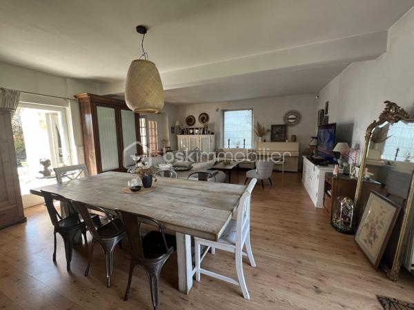 À seulement 5 minutes de Houdan – Charme de l'ancien et cadre de vie exceptionnel
Située sur la commune de Goussainville, dans un environnement calme et verdoyant, cette magnifique maison de caractère de 154 m² habitables (environ 170 m² au sol) saura vous séduire par son authenticité, ses volumes généreux et son superbe terrain arboré de 1 350 m².
Dès l'entrée, vous découvrirez un vaste hall avec rangements qui mène à une pièce de vie lumineuse d'environ 50 m², composée d'un double salon chaleureux et d'une salle à manger conviviale. Dans son prolongement, une belle cuisine ouverte, entièrement aménagée et équipée, offre un espace idéal pour partager des moments en famille ou entre amis.
Le rez-de-chaussée propose également une suite parentale avec sa salle de bains, une grande buanderie, un WC indépendant ainsi qu'un local chaufferie, offrant un confort de vie très appréciable.
À l'étage, un large palier pouvant accueillir un espace bureau dessert quatre belles chambres, une salle d'eau, un WC indépendant et de nombreux espaces de rangement.
À l'extérieur, vous profiterez d'une grande terrasse parfaitement exposée, idéale pour les repas en plein air, ainsi que d'une piscine hors sol pour profiter pleinement des beaux jours.
Le jardin, véritable écrin de verdure, est agrémenté de plusieurs arbres fruitiers (figuiers, pommiers…) et de deux grands cabanons offrant de nombreuses possibilités de stockage.
Les atouts de cette propriété :
Environnement paisible à seulement 5 minutes de Houdan
Maison pleine de charme alliant authenticité et confort
5 chambres dont une suite parentale au rez-de-chaussée
Belle pièce de vie d'environ 50 m²
Terrain clos et arboré de 1 350 m²
Grande terrasse, piscine hors sol et nombreuses dépendances
Une maison chaleureuse, parfaitement entretenue, idéale pour une famille en quête d'espace, de tranquillité et de qualité de vie.
Une visite s'impose !