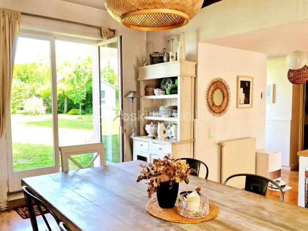 À seulement 5 minutes de Houdan – Charme de l'ancien et cadre de vie exceptionnel
Située sur la commune de Goussainville, dans un environnement calme et verdoyant, cette magnifique maison de caractère de 154 m² habitables (environ 170 m² au sol) saura vous séduire par son authenticité, ses volumes généreux et son superbe terrain arboré de 1 350 m².
Dès l'entrée, vous découvrirez un vaste hall avec rangements qui mène à une pièce de vie lumineuse d'environ 50 m², composée d'un double salon chaleureux et d'une salle à manger conviviale. Dans son prolongement, une belle cuisine ouverte, entièrement aménagée et équipée, offre un espace idéal pour partager des moments en famille ou entre amis.
Le rez-de-chaussée propose également une suite parentale avec sa salle de bains, une grande buanderie, un WC indépendant ainsi qu'un local chaufferie, offrant un confort de vie très appréciable.
À l'étage, un large palier pouvant accueillir un espace bureau dessert quatre belles chambres, une salle d'eau, un WC indépendant et de nombreux espaces de rangement.
À l'extérieur, vous profiterez d'une grande terrasse parfaitement exposée, idéale pour les repas en plein air, ainsi que d'une piscine hors sol pour profiter pleinement des beaux jours.
Le jardin, véritable écrin de verdure, est agrémenté de plusieurs arbres fruitiers (figuiers, pommiers…) et de deux grands cabanons offrant de nombreuses possibilités de stockage.
Les atouts de cette propriété :
Environnement paisible à seulement 5 minutes de Houdan
Maison pleine de charme alliant authenticité et confort
5 chambres dont une suite parentale au rez-de-chaussée
Belle pièce de vie d'environ 50 m²
Terrain clos et arboré de 1 350 m²
Grande terrasse, piscine hors sol et nombreuses dépendances
Une maison chaleureuse, parfaitement entretenue, idéale pour une famille en quête d'espace, de tranquillité et de qualité de vie.
Une visite s'impose !