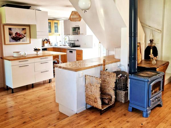 À seulement 5 minutes de Houdan – Charme de l'ancien et cadre de vie exceptionnel
Située sur la commune de Goussainville, dans un environnement calme et verdoyant, cette magnifique maison de caractère de 154 m² habitables (environ 170 m² au sol) saura vous séduire par son authenticité, ses volumes généreux et son superbe terrain arboré de 1 350 m².
Dès l'entrée, vous découvrirez un vaste hall avec rangements qui mène à une pièce de vie lumineuse d'environ 50 m², composée d'un double salon chaleureux et d'une salle à manger conviviale. Dans son prolongement, une belle cuisine ouverte, entièrement aménagée et équipée, offre un espace idéal pour partager des moments en famille ou entre amis.
Le rez-de-chaussée propose également une suite parentale avec sa salle de bains, une grande buanderie, un WC indépendant ainsi qu'un local chaufferie, offrant un confort de vie très appréciable.
À l'étage, un large palier pouvant accueillir un espace bureau dessert quatre belles chambres, une salle d'eau, un WC indépendant et de nombreux espaces de rangement.
À l'extérieur, vous profiterez d'une grande terrasse parfaitement exposée, idéale pour les repas en plein air, ainsi que d'une piscine hors sol pour profiter pleinement des beaux jours.
Le jardin, véritable écrin de verdure, est agrémenté de plusieurs arbres fruitiers (figuiers, pommiers…) et de deux grands cabanons offrant de nombreuses possibilités de stockage.
Les atouts de cette propriété :
Environnement paisible à seulement 5 minutes de Houdan
Maison pleine de charme alliant authenticité et confort
5 chambres dont une suite parentale au rez-de-chaussée
Belle pièce de vie d'environ 50 m²
Terrain clos et arboré de 1 350 m²
Grande terrasse, piscine hors sol et nombreuses dépendances
Une maison chaleureuse, parfaitement entretenue, idéale pour une famille en quête d'espace, de tranquillité et de qualité de vie.
Une visite s'impose !