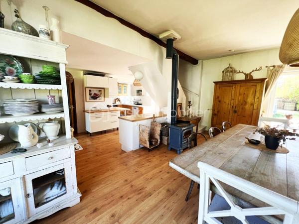 À seulement 5 minutes de Houdan – Charme de l'ancien et cadre de vie exceptionnel
Située sur la commune de Goussainville, dans un environnement calme et verdoyant, cette magnifique maison de caractère de 154 m² habitables (environ 170 m² au sol) saura vous séduire par son authenticité, ses volumes généreux et son superbe terrain arboré de 1 350 m².
Dès l'entrée, vous découvrirez un vaste hall avec rangements qui mène à une pièce de vie lumineuse d'environ 50 m², composée d'un double salon chaleureux et d'une salle à manger conviviale. Dans son prolongement, une belle cuisine ouverte, entièrement aménagée et équipée, offre un espace idéal pour partager des moments en famille ou entre amis.
Le rez-de-chaussée propose également une suite parentale avec sa salle de bains, une grande buanderie, un WC indépendant ainsi qu'un local chaufferie, offrant un confort de vie très appréciable.
À l'étage, un large palier pouvant accueillir un espace bureau dessert quatre belles chambres, une salle d'eau, un WC indépendant et de nombreux espaces de rangement.
À l'extérieur, vous profiterez d'une grande terrasse parfaitement exposée, idéale pour les repas en plein air, ainsi que d'une piscine hors sol pour profiter pleinement des beaux jours.
Le jardin, véritable écrin de verdure, est agrémenté de plusieurs arbres fruitiers (figuiers, pommiers…) et de deux grands cabanons offrant de nombreuses possibilités de stockage.
Les atouts de cette propriété :
Environnement paisible à seulement 5 minutes de Houdan
Maison pleine de charme alliant authenticité et confort
5 chambres dont une suite parentale au rez-de-chaussée
Belle pièce de vie d'environ 50 m²
Terrain clos et arboré de 1 350 m²
Grande terrasse, piscine hors sol et nombreuses dépendances
Une maison chaleureuse, parfaitement entretenue, idéale pour une famille en quête d'espace, de tranquillité et de qualité de vie.
Une visite s'impose !