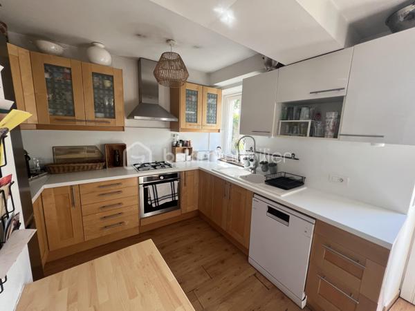 À seulement 5 minutes de Houdan – Charme de l'ancien et cadre de vie exceptionnel
Située sur la commune de Goussainville, dans un environnement calme et verdoyant, cette magnifique maison de caractère de 154 m² habitables (environ 170 m² au sol) saura vous séduire par son authenticité, ses volumes généreux et son superbe terrain arboré de 1 350 m².
Dès l'entrée, vous découvrirez un vaste hall avec rangements qui mène à une pièce de vie lumineuse d'environ 50 m², composée d'un double salon chaleureux et d'une salle à manger conviviale. Dans son prolongement, une belle cuisine ouverte, entièrement aménagée et équipée, offre un espace idéal pour partager des moments en famille ou entre amis.
Le rez-de-chaussée propose également une suite parentale avec sa salle de bains, une grande buanderie, un WC indépendant ainsi qu'un local chaufferie, offrant un confort de vie très appréciable.
À l'étage, un large palier pouvant accueillir un espace bureau dessert quatre belles chambres, une salle d'eau, un WC indépendant et de nombreux espaces de rangement.
À l'extérieur, vous profiterez d'une grande terrasse parfaitement exposée, idéale pour les repas en plein air, ainsi que d'une piscine hors sol pour profiter pleinement des beaux jours.
Le jardin, véritable écrin de verdure, est agrémenté de plusieurs arbres fruitiers (figuiers, pommiers…) et de deux grands cabanons offrant de nombreuses possibilités de stockage.
Les atouts de cette propriété :
Environnement paisible à seulement 5 minutes de Houdan
Maison pleine de charme alliant authenticité et confort
5 chambres dont une suite parentale au rez-de-chaussée
Belle pièce de vie d'environ 50 m²
Terrain clos et arboré de 1 350 m²
Grande terrasse, piscine hors sol et nombreuses dépendances
Une maison chaleureuse, parfaitement entretenue, idéale pour une famille en quête d'espace, de tranquillité et de qualité de vie.
Une visite s'impose !