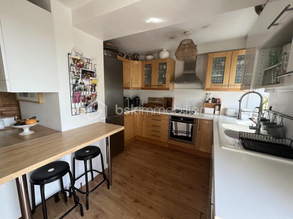 À seulement 5 minutes de Houdan – Charme de l'ancien et cadre de vie exceptionnel
Située sur la commune de Goussainville, dans un environnement calme et verdoyant, cette magnifique maison de caractère de 154 m² habitables (environ 170 m² au sol) saura vous séduire par son authenticité, ses volumes généreux et son superbe terrain arboré de 1 350 m².
Dès l'entrée, vous découvrirez un vaste hall avec rangements qui mène à une pièce de vie lumineuse d'environ 50 m², composée d'un double salon chaleureux et d'une salle à manger conviviale. Dans son prolongement, une belle cuisine ouverte, entièrement aménagée et équipée, offre un espace idéal pour partager des moments en famille ou entre amis.
Le rez-de-chaussée propose également une suite parentale avec sa salle de bains, une grande buanderie, un WC indépendant ainsi qu'un local chaufferie, offrant un confort de vie très appréciable.
À l'étage, un large palier pouvant accueillir un espace bureau dessert quatre belles chambres, une salle d'eau, un WC indépendant et de nombreux espaces de rangement.
À l'extérieur, vous profiterez d'une grande terrasse parfaitement exposée, idéale pour les repas en plein air, ainsi que d'une piscine hors sol pour profiter pleinement des beaux jours.
Le jardin, véritable écrin de verdure, est agrémenté de plusieurs arbres fruitiers (figuiers, pommiers…) et de deux grands cabanons offrant de nombreuses possibilités de stockage.
Les atouts de cette propriété :
Environnement paisible à seulement 5 minutes de Houdan
Maison pleine de charme alliant authenticité et confort
5 chambres dont une suite parentale au rez-de-chaussée
Belle pièce de vie d'environ 50 m²
Terrain clos et arboré de 1 350 m²
Grande terrasse, piscine hors sol et nombreuses dépendances
Une maison chaleureuse, parfaitement entretenue, idéale pour une famille en quête d'espace, de tranquillité et de qualité de vie.
Une visite s'impose !