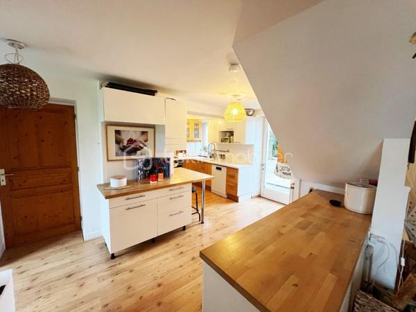 À seulement 5 minutes de Houdan – Charme de l'ancien et cadre de vie exceptionnel
Située sur la commune de Goussainville, dans un environnement calme et verdoyant, cette magnifique maison de caractère de 154 m² habitables (environ 170 m² au sol) saura vous séduire par son authenticité, ses volumes généreux et son superbe terrain arboré de 1 350 m².
Dès l'entrée, vous découvrirez un vaste hall avec rangements qui mène à une pièce de vie lumineuse d'environ 50 m², composée d'un double salon chaleureux et d'une salle à manger conviviale. Dans son prolongement, une belle cuisine ouverte, entièrement aménagée et équipée, offre un espace idéal pour partager des moments en famille ou entre amis.
Le rez-de-chaussée propose également une suite parentale avec sa salle de bains, une grande buanderie, un WC indépendant ainsi qu'un local chaufferie, offrant un confort de vie très appréciable.
À l'étage, un large palier pouvant accueillir un espace bureau dessert quatre belles chambres, une salle d'eau, un WC indépendant et de nombreux espaces de rangement.
À l'extérieur, vous profiterez d'une grande terrasse parfaitement exposée, idéale pour les repas en plein air, ainsi que d'une piscine hors sol pour profiter pleinement des beaux jours.
Le jardin, véritable écrin de verdure, est agrémenté de plusieurs arbres fruitiers (figuiers, pommiers…) et de deux grands cabanons offrant de nombreuses possibilités de stockage.
Les atouts de cette propriété :
Environnement paisible à seulement 5 minutes de Houdan
Maison pleine de charme alliant authenticité et confort
5 chambres dont une suite parentale au rez-de-chaussée
Belle pièce de vie d'environ 50 m²
Terrain clos et arboré de 1 350 m²
Grande terrasse, piscine hors sol et nombreuses dépendances
Une maison chaleureuse, parfaitement entretenue, idéale pour une famille en quête d'espace, de tranquillité et de qualité de vie.
Une visite s'impose !