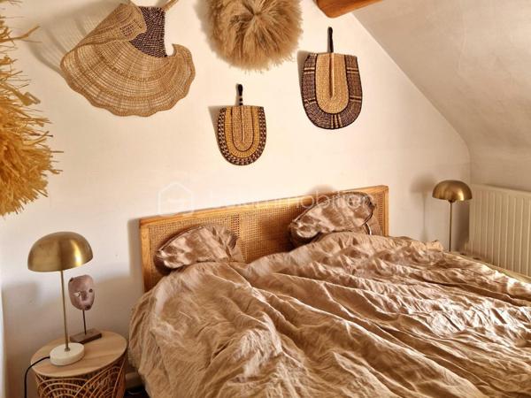 À seulement 5 minutes de Houdan – Charme de l'ancien et cadre de vie exceptionnel
Située sur la commune de Goussainville, dans un environnement calme et verdoyant, cette magnifique maison de caractère de 154 m² habitables (environ 170 m² au sol) saura vous séduire par son authenticité, ses volumes généreux et son superbe terrain arboré de 1 350 m².
Dès l'entrée, vous découvrirez un vaste hall avec rangements qui mène à une pièce de vie lumineuse d'environ 50 m², composée d'un double salon chaleureux et d'une salle à manger conviviale. Dans son prolongement, une belle cuisine ouverte, entièrement aménagée et équipée, offre un espace idéal pour partager des moments en famille ou entre amis.
Le rez-de-chaussée propose également une suite parentale avec sa salle de bains, une grande buanderie, un WC indépendant ainsi qu'un local chaufferie, offrant un confort de vie très appréciable.
À l'étage, un large palier pouvant accueillir un espace bureau dessert quatre belles chambres, une salle d'eau, un WC indépendant et de nombreux espaces de rangement.
À l'extérieur, vous profiterez d'une grande terrasse parfaitement exposée, idéale pour les repas en plein air, ainsi que d'une piscine hors sol pour profiter pleinement des beaux jours.
Le jardin, véritable écrin de verdure, est agrémenté de plusieurs arbres fruitiers (figuiers, pommiers…) et de deux grands cabanons offrant de nombreuses possibilités de stockage.
Les atouts de cette propriété :
Environnement paisible à seulement 5 minutes de Houdan
Maison pleine de charme alliant authenticité et confort
5 chambres dont une suite parentale au rez-de-chaussée
Belle pièce de vie d'environ 50 m²
Terrain clos et arboré de 1 350 m²
Grande terrasse, piscine hors sol et nombreuses dépendances
Une maison chaleureuse, parfaitement entretenue, idéale pour une famille en quête d'espace, de tranquillité et de qualité de vie.
Une visite s'impose !