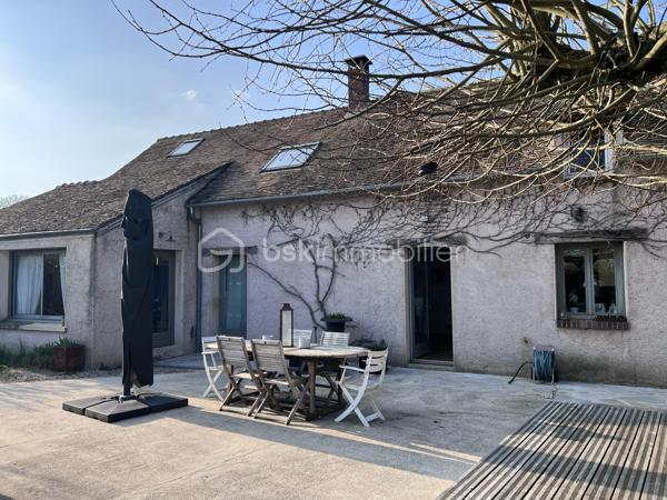 À seulement 5 minutes de Houdan – Charme de l'ancien et cadre de vie exceptionnel
Située sur la commune de Goussainville, dans un environnement calme et verdoyant, cette magnifique maison de caractère de 154 m² habitables (environ 170 m² au sol) saura vous séduire par son authenticité, ses volumes généreux et son superbe terrain arboré de 1 350 m².
Dès l'entrée, vous découvrirez un vaste hall avec rangements qui mène à une pièce de vie lumineuse d'environ 50 m², composée d'un double salon chaleureux et d'une salle à manger conviviale. Dans son prolongement, une belle cuisine ouverte, entièrement aménagée et équipée, offre un espace idéal pour partager des moments en famille ou entre amis.
Le rez-de-chaussée propose également une suite parentale avec sa salle de bains, une grande buanderie, un WC indépendant ainsi qu'un local chaufferie, offrant un confort de vie très appréciable.
À l'étage, un large palier pouvant accueillir un espace bureau dessert quatre belles chambres, une salle d'eau, un WC indépendant et de nombreux espaces de rangement.
À l'extérieur, vous profiterez d'une grande terrasse parfaitement exposée, idéale pour les repas en plein air, ainsi que d'une piscine hors sol pour profiter pleinement des beaux jours.
Le jardin, véritable écrin de verdure, est agrémenté de plusieurs arbres fruitiers (figuiers, pommiers…) et de deux grands cabanons offrant de nombreuses possibilités de stockage.
Les atouts de cette propriété :
Environnement paisible à seulement 5 minutes de Houdan
Maison pleine de charme alliant authenticité et confort
5 chambres dont une suite parentale au rez-de-chaussée
Belle pièce de vie d'environ 50 m²
Terrain clos et arboré de 1 350 m²
Grande terrasse, piscine hors sol et nombreuses dépendances
Une maison chaleureuse, parfaitement entretenue, idéale pour une famille en quête d'espace, de tranquillité et de qualité de vie.
Une visite s'impose !