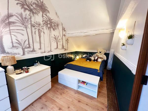 À seulement 5 minutes de Houdan – Charme de l'ancien et cadre de vie exceptionnel
Située sur la commune de Goussainville, dans un environnement calme et verdoyant, cette magnifique maison de caractère de 154 m² habitables (environ 170 m² au sol) saura vous séduire par son authenticité, ses volumes généreux et son superbe terrain arboré de 1 350 m².
Dès l'entrée, vous découvrirez un vaste hall avec rangements qui mène à une pièce de vie lumineuse d'environ 50 m², composée d'un double salon chaleureux et d'une salle à manger conviviale. Dans son prolongement, une belle cuisine ouverte, entièrement aménagée et équipée, offre un espace idéal pour partager des moments en famille ou entre amis.
Le rez-de-chaussée propose également une suite parentale avec sa salle de bains, une grande buanderie, un WC indépendant ainsi qu'un local chaufferie, offrant un confort de vie très appréciable.
À l'étage, un large palier pouvant accueillir un espace bureau dessert quatre belles chambres, une salle d'eau, un WC indépendant et de nombreux espaces de rangement.
À l'extérieur, vous profiterez d'une grande terrasse parfaitement exposée, idéale pour les repas en plein air, ainsi que d'une piscine hors sol pour profiter pleinement des beaux jours.
Le jardin, véritable écrin de verdure, est agrémenté de plusieurs arbres fruitiers (figuiers, pommiers…) et de deux grands cabanons offrant de nombreuses possibilités de stockage.
Les atouts de cette propriété :
Environnement paisible à seulement 5 minutes de Houdan
Maison pleine de charme alliant authenticité et confort
5 chambres dont une suite parentale au rez-de-chaussée
Belle pièce de vie d'environ 50 m²
Terrain clos et arboré de 1 350 m²
Grande terrasse, piscine hors sol et nombreuses dépendances
Une maison chaleureuse, parfaitement entretenue, idéale pour une famille en quête d'espace, de tranquillité et de qualité de vie.
Une visite s'impose !