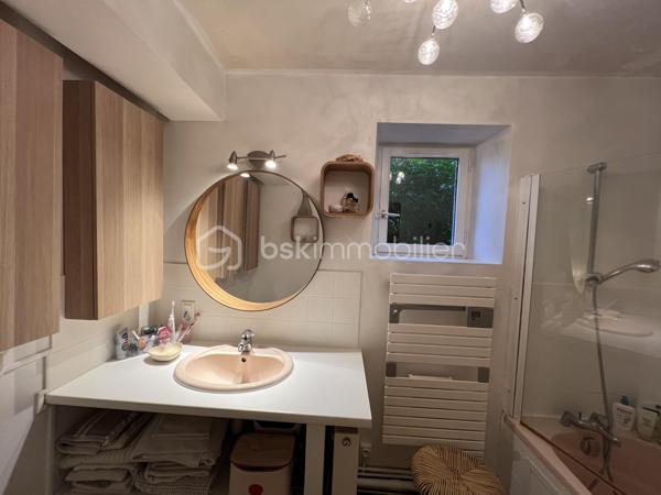 À seulement 5 minutes de Houdan – Charme de l'ancien et cadre de vie exceptionnel
Située sur la commune de Goussainville, dans un environnement calme et verdoyant, cette magnifique maison de caractère de 154 m² habitables (environ 170 m² au sol) saura vous séduire par son authenticité, ses volumes généreux et son superbe terrain arboré de 1 350 m².
Dès l'entrée, vous découvrirez un vaste hall avec rangements qui mène à une pièce de vie lumineuse d'environ 50 m², composée d'un double salon chaleureux et d'une salle à manger conviviale. Dans son prolongement, une belle cuisine ouverte, entièrement aménagée et équipée, offre un espace idéal pour partager des moments en famille ou entre amis.
Le rez-de-chaussée propose également une suite parentale avec sa salle de bains, une grande buanderie, un WC indépendant ainsi qu'un local chaufferie, offrant un confort de vie très appréciable.
À l'étage, un large palier pouvant accueillir un espace bureau dessert quatre belles chambres, une salle d'eau, un WC indépendant et de nombreux espaces de rangement.
À l'extérieur, vous profiterez d'une grande terrasse parfaitement exposée, idéale pour les repas en plein air, ainsi que d'une piscine hors sol pour profiter pleinement des beaux jours.
Le jardin, véritable écrin de verdure, est agrémenté de plusieurs arbres fruitiers (figuiers, pommiers…) et de deux grands cabanons offrant de nombreuses possibilités de stockage.
Les atouts de cette propriété :
Environnement paisible à seulement 5 minutes de Houdan
Maison pleine de charme alliant authenticité et confort
5 chambres dont une suite parentale au rez-de-chaussée
Belle pièce de vie d'environ 50 m²
Terrain clos et arboré de 1 350 m²
Grande terrasse, piscine hors sol et nombreuses dépendances
Une maison chaleureuse, parfaitement entretenue, idéale pour une famille en quête d'espace, de tranquillité et de qualité de vie.
Une visite s'impose !
