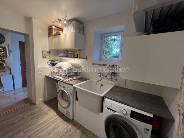 À seulement 5 minutes de Houdan – Charme de l'ancien et cadre de vie exceptionnel
Située sur la commune de Goussainville, dans un environnement calme et verdoyant, cette magnifique maison de caractère de 154 m² habitables (environ 170 m² au sol) saura vous séduire par son authenticité, ses volumes généreux et son superbe terrain arboré de 1 350 m².
Dès l'entrée, vous découvrirez un vaste hall avec rangements qui mène à une pièce de vie lumineuse d'environ 50 m², composée d'un double salon chaleureux et d'une salle à manger conviviale. Dans son prolongement, une belle cuisine ouverte, entièrement aménagée et équipée, offre un espace idéal pour partager des moments en famille ou entre amis.
Le rez-de-chaussée propose également une suite parentale avec sa salle de bains, une grande buanderie, un WC indépendant ainsi qu'un local chaufferie, offrant un confort de vie très appréciable.
À l'étage, un large palier pouvant accueillir un espace bureau dessert quatre belles chambres, une salle d'eau, un WC indépendant et de nombreux espaces de rangement.
À l'extérieur, vous profiterez d'une grande terrasse parfaitement exposée, idéale pour les repas en plein air, ainsi que d'une piscine hors sol pour profiter pleinement des beaux jours.
Le jardin, véritable écrin de verdure, est agrémenté de plusieurs arbres fruitiers (figuiers, pommiers…) et de deux grands cabanons offrant de nombreuses possibilités de stockage.
Les atouts de cette propriété :
Environnement paisible à seulement 5 minutes de Houdan
Maison pleine de charme alliant authenticité et confort
5 chambres dont une suite parentale au rez-de-chaussée
Belle pièce de vie d'environ 50 m²
Terrain clos et arboré de 1 350 m²
Grande terrasse, piscine hors sol et nombreuses dépendances
Une maison chaleureuse, parfaitement entretenue, idéale pour une famille en quête d'espace, de tranquillité et de qualité de vie.
Une visite s'impose !