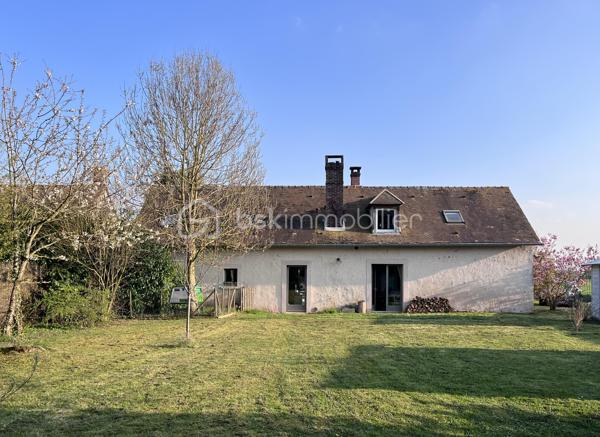 À seulement 5 minutes de Houdan – Charme de l'ancien et cadre de vie exceptionnel
Située sur la commune de Goussainville, dans un environnement calme et verdoyant, cette magnifique maison de caractère de 154 m² habitables (environ 170 m² au sol) saura vous séduire par son authenticité, ses volumes généreux et son superbe terrain arboré de 1 350 m².
Dès l'entrée, vous découvrirez un vaste hall avec rangements qui mène à une pièce de vie lumineuse d'environ 50 m², composée d'un double salon chaleureux et d'une salle à manger conviviale. Dans son prolongement, une belle cuisine ouverte, entièrement aménagée et équipée, offre un espace idéal pour partager des moments en famille ou entre amis.
Le rez-de-chaussée propose également une suite parentale avec sa salle de bains, une grande buanderie, un WC indépendant ainsi qu'un local chaufferie, offrant un confort de vie très appréciable.
À l'étage, un large palier pouvant accueillir un espace bureau dessert quatre belles chambres, une salle d'eau, un WC indépendant et de nombreux espaces de rangement.
À l'extérieur, vous profiterez d'une grande terrasse parfaitement exposée, idéale pour les repas en plein air, ainsi que d'une piscine hors sol pour profiter pleinement des beaux jours.
Le jardin, véritable écrin de verdure, est agrémenté de plusieurs arbres fruitiers (figuiers, pommiers…) et de deux grands cabanons offrant de nombreuses possibilités de stockage.
Les atouts de cette propriété :
Environnement paisible à seulement 5 minutes de Houdan
Maison pleine de charme alliant authenticité et confort
5 chambres dont une suite parentale au rez-de-chaussée
Belle pièce de vie d'environ 50 m²
Terrain clos et arboré de 1 350 m²
Grande terrasse, piscine hors sol et nombreuses dépendances
Une maison chaleureuse, parfaitement entretenue, idéale pour une famille en quête d'espace, de tranquillité et de qualité de vie.
Une visite s'impose !