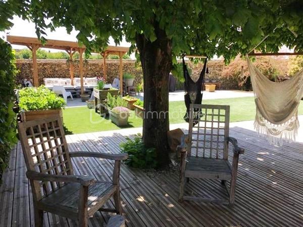 À seulement 5 minutes de Houdan – Charme de l'ancien et cadre de vie exceptionnel
Située sur la commune de Goussainville, dans un environnement calme et verdoyant, cette magnifique maison de caractère de 154 m² habitables (environ 170 m² au sol) saura vous séduire par son authenticité, ses volumes généreux et son superbe terrain arboré de 1 350 m².
Dès l'entrée, vous découvrirez un vaste hall avec rangements qui mène à une pièce de vie lumineuse d'environ 50 m², composée d'un double salon chaleureux et d'une salle à manger conviviale. Dans son prolongement, une belle cuisine ouverte, entièrement aménagée et équipée, offre un espace idéal pour partager des moments en famille ou entre amis.
Le rez-de-chaussée propose également une suite parentale avec sa salle de bains, une grande buanderie, un WC indépendant ainsi qu'un local chaufferie, offrant un confort de vie très appréciable.
À l'étage, un large palier pouvant accueillir un espace bureau dessert quatre belles chambres, une salle d'eau, un WC indépendant et de nombreux espaces de rangement.
À l'extérieur, vous profiterez d'une grande terrasse parfaitement exposée, idéale pour les repas en plein air, ainsi que d'une piscine hors sol pour profiter pleinement des beaux jours.
Le jardin, véritable écrin de verdure, est agrémenté de plusieurs arbres fruitiers (figuiers, pommiers…) et de deux grands cabanons offrant de nombreuses possibilités de stockage.
Les atouts de cette propriété :
Environnement paisible à seulement 5 minutes de Houdan
Maison pleine de charme alliant authenticité et confort
5 chambres dont une suite parentale au rez-de-chaussée
Belle pièce de vie d'environ 50 m²
Terrain clos et arboré de 1 350 m²
Grande terrasse, piscine hors sol et nombreuses dépendances
Une maison chaleureuse, parfaitement entretenue, idéale pour une famille en quête d'espace, de tranquillité et de qualité de vie.
Une visite s'impose !