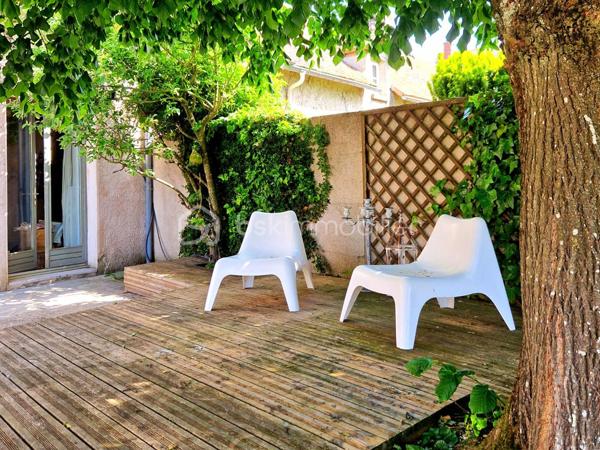 À seulement 5 minutes de Houdan – Charme de l'ancien et cadre de vie exceptionnel
Située sur la commune de Goussainville, dans un environnement calme et verdoyant, cette magnifique maison de caractère de 154 m² habitables (environ 170 m² au sol) saura vous séduire par son authenticité, ses volumes généreux et son superbe terrain arboré de 1 350 m².
Dès l'entrée, vous découvrirez un vaste hall avec rangements qui mène à une pièce de vie lumineuse d'environ 50 m², composée d'un double salon chaleureux et d'une salle à manger conviviale. Dans son prolongement, une belle cuisine ouverte, entièrement aménagée et équipée, offre un espace idéal pour partager des moments en famille ou entre amis.
Le rez-de-chaussée propose également une suite parentale avec sa salle de bains, une grande buanderie, un WC indépendant ainsi qu'un local chaufferie, offrant un confort de vie très appréciable.
À l'étage, un large palier pouvant accueillir un espace bureau dessert quatre belles chambres, une salle d'eau, un WC indépendant et de nombreux espaces de rangement.
À l'extérieur, vous profiterez d'une grande terrasse parfaitement exposée, idéale pour les repas en plein air, ainsi que d'une piscine hors sol pour profiter pleinement des beaux jours.
Le jardin, véritable écrin de verdure, est agrémenté de plusieurs arbres fruitiers (figuiers, pommiers…) et de deux grands cabanons offrant de nombreuses possibilités de stockage.
Les atouts de cette propriété :
Environnement paisible à seulement 5 minutes de Houdan
Maison pleine de charme alliant authenticité et confort
5 chambres dont une suite parentale au rez-de-chaussée
Belle pièce de vie d'environ 50 m²
Terrain clos et arboré de 1 350 m²
Grande terrasse, piscine hors sol et nombreuses dépendances
Une maison chaleureuse, parfaitement entretenue, idéale pour une famille en quête d'espace, de tranquillité et de qualité de vie.
Une visite s'impose !