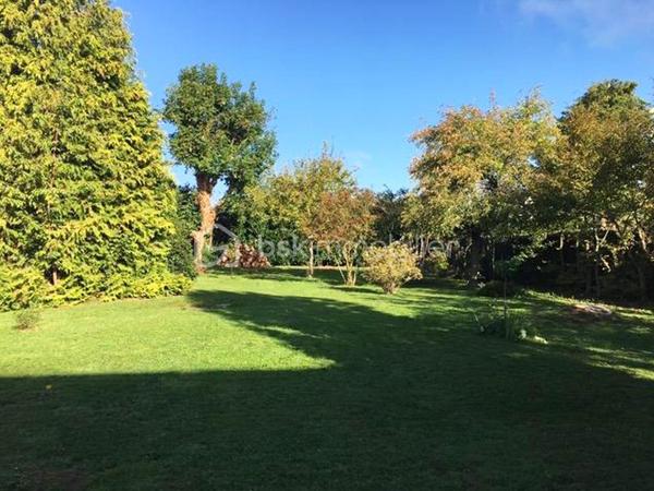 À seulement 5 minutes de Houdan – Charme de l'ancien et cadre de vie exceptionnel
Située sur la commune de Goussainville, dans un environnement calme et verdoyant, cette magnifique maison de caractère de 154 m² habitables (environ 170 m² au sol) saura vous séduire par son authenticité, ses volumes généreux et son superbe terrain arboré de 1 350 m².
Dès l'entrée, vous découvrirez un vaste hall avec rangements qui mène à une pièce de vie lumineuse d'environ 50 m², composée d'un double salon chaleureux et d'une salle à manger conviviale. Dans son prolongement, une belle cuisine ouverte, entièrement aménagée et équipée, offre un espace idéal pour partager des moments en famille ou entre amis.
Le rez-de-chaussée propose également une suite parentale avec sa salle de bains, une grande buanderie, un WC indépendant ainsi qu'un local chaufferie, offrant un confort de vie très appréciable.
À l'étage, un large palier pouvant accueillir un espace bureau dessert quatre belles chambres, une salle d'eau, un WC indépendant et de nombreux espaces de rangement.
À l'extérieur, vous profiterez d'une grande terrasse parfaitement exposée, idéale pour les repas en plein air, ainsi que d'une piscine hors sol pour profiter pleinement des beaux jours.
Le jardin, véritable écrin de verdure, est agrémenté de plusieurs arbres fruitiers (figuiers, pommiers…) et de deux grands cabanons offrant de nombreuses possibilités de stockage.
Les atouts de cette propriété :
Environnement paisible à seulement 5 minutes de Houdan
Maison pleine de charme alliant authenticité et confort
5 chambres dont une suite parentale au rez-de-chaussée
Belle pièce de vie d'environ 50 m²
Terrain clos et arboré de 1 350 m²
Grande terrasse, piscine hors sol et nombreuses dépendances
Une maison chaleureuse, parfaitement entretenue, idéale pour une famille en quête d'espace, de tranquillité et de qualité de vie.
Une visite s'impose !
