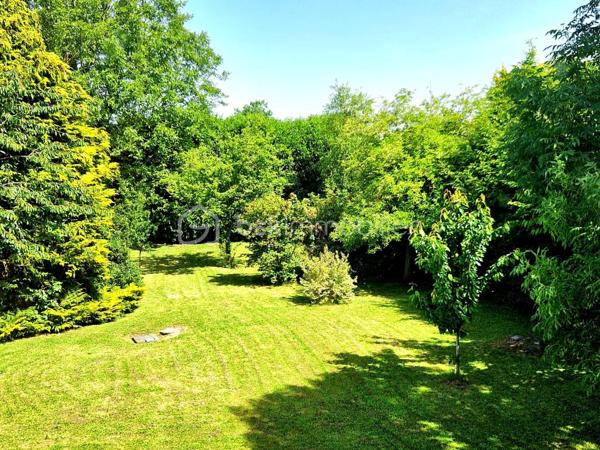 À seulement 5 minutes de Houdan – Charme de l'ancien et cadre de vie exceptionnel
Située sur la commune de Goussainville, dans un environnement calme et verdoyant, cette magnifique maison de caractère de 154 m² habitables (environ 170 m² au sol) saura vous séduire par son authenticité, ses volumes généreux et son superbe terrain arboré de 1 350 m².
Dès l'entrée, vous découvrirez un vaste hall avec rangements qui mène à une pièce de vie lumineuse d'environ 50 m², composée d'un double salon chaleureux et d'une salle à manger conviviale. Dans son prolongement, une belle cuisine ouverte, entièrement aménagée et équipée, offre un espace idéal pour partager des moments en famille ou entre amis.
Le rez-de-chaussée propose également une suite parentale avec sa salle de bains, une grande buanderie, un WC indépendant ainsi qu'un local chaufferie, offrant un confort de vie très appréciable.
À l'étage, un large palier pouvant accueillir un espace bureau dessert quatre belles chambres, une salle d'eau, un WC indépendant et de nombreux espaces de rangement.
À l'extérieur, vous profiterez d'une grande terrasse parfaitement exposée, idéale pour les repas en plein air, ainsi que d'une piscine hors sol pour profiter pleinement des beaux jours.
Le jardin, véritable écrin de verdure, est agrémenté de plusieurs arbres fruitiers (figuiers, pommiers…) et de deux grands cabanons offrant de nombreuses possibilités de stockage.
Les atouts de cette propriété :
Environnement paisible à seulement 5 minutes de Houdan
Maison pleine de charme alliant authenticité et confort
5 chambres dont une suite parentale au rez-de-chaussée
Belle pièce de vie d'environ 50 m²
Terrain clos et arboré de 1 350 m²
Grande terrasse, piscine hors sol et nombreuses dépendances
Une maison chaleureuse, parfaitement entretenue, idéale pour une famille en quête d'espace, de tranquillité et de qualité de vie.
Une visite s'impose !