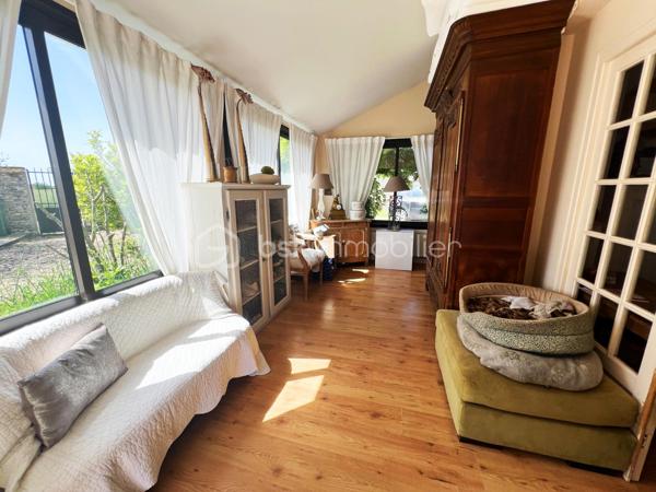 À seulement 5 minutes de Houdan – Charme de l'ancien et cadre de vie exceptionnel
Située sur la commune de Goussainville, dans un environnement calme et verdoyant, cette magnifique maison de caractère de 154 m² habitables (environ 170 m² au sol) saura vous séduire par son authenticité, ses volumes généreux et son superbe terrain arboré de 1 350 m².
Dès l'entrée, vous découvrirez un vaste hall avec rangements qui mène à une pièce de vie lumineuse d'environ 50 m², composée d'un double salon chaleureux et d'une salle à manger conviviale. Dans son prolongement, une belle cuisine ouverte, entièrement aménagée et équipée, offre un espace idéal pour partager des moments en famille ou entre amis.
Le rez-de-chaussée propose également une suite parentale avec sa salle de bains, une grande buanderie, un WC indépendant ainsi qu'un local chaufferie, offrant un confort de vie très appréciable.
À l'étage, un large palier pouvant accueillir un espace bureau dessert quatre belles chambres, une salle d'eau, un WC indépendant et de nombreux espaces de rangement.
À l'extérieur, vous profiterez d'une grande terrasse parfaitement exposée, idéale pour les repas en plein air, ainsi que d'une piscine hors sol pour profiter pleinement des beaux jours.
Le jardin, véritable écrin de verdure, est agrémenté de plusieurs arbres fruitiers (figuiers, pommiers…) et de deux grands cabanons offrant de nombreuses possibilités de stockage.
Les atouts de cette propriété :
Environnement paisible à seulement 5 minutes de Houdan
Maison pleine de charme alliant authenticité et confort
5 chambres dont une suite parentale au rez-de-chaussée
Belle pièce de vie d'environ 50 m²
Terrain clos et arboré de 1 350 m²
Grande terrasse, piscine hors sol et nombreuses dépendances
Une maison chaleureuse, parfaitement entretenue, idéale pour une famille en quête d'espace, de tranquillité et de qualité de vie.
Une visite s'impose !