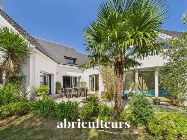 Magnifique maison de 258m2 4 chambres Piscine intérieure Domaine du Haut Bissin Garage Terrain de 1800m2