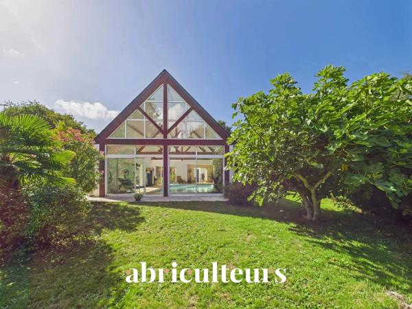 Magnifique maison de 258m2 4 chambres Piscine intérieure Domaine du Haut Bissin Garage Terrain de 1800m2