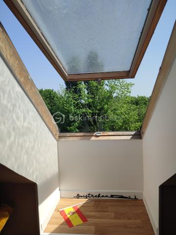 Visite Virtuelle sur demande! 

Dans la résidence-services privée Paul- Gauguin dans un secteur d'habitation pavillonnaire, à proximité de la coulée verte avec des nombreux espace vert et aux Portes de Paris.
Studio de 40 m2 situé au dernier étage sur deux niveaux composé: d' une grande pièce à vivre, une cuisine ouverte et une salle d'eau avec w-c respectant les normes PMR.

L'établissement est composé de 93 studios de 19m2 à 45m2 avec des services hôteliers (animation, service de blanchissage), soins infirmiers, kinésithérapie et orthophonie, aide à la personne, salon de coiffure et d'esthétique, sécurité 24/24h. Année de construction 1998.

Montant du loyer: 990 euros charges comprises.
Charge annuel: 5 880 euros
Taxe foncière: 914 euros.
Transports en commun: Bus 294, Tram T10.

Des travaux ont été réalisés au sein de la copropriété de la résidence senior. Ils comprennent le rafraichissement des parties communes ainsi que le renouvellement du système d'alarme par un dispositif plus sécurisé. Changement des velux dans le studio (3 900 euros) et mise en place du climatisation mobile. 

Achat à réaliser pour personne âgée ou une personne PMR qui recherche un logement dans une résidence sécurisé ou pour un investissement locatif.

Gros Chênes - Noisette - Tombeau de Molé est un quartier de la ville de Verrières-le-Buisson situé dans le département de l’Essonne (91). Les 2 338 habitants de ce quartier (sur les 15 610 de la commune) ont un âge moyen de 45 ans. La catégorie socio-professionnelle la plus représentée dans le quartier est celle des cadres. Côté immobilier, les habitations du quartier sont réparties en 30 % de maisons et 70 % d'appartements. La part de logements sociaux est ici de 8 %. La taxe d'habitation s'élève à 17 % et la taxe foncière à 21 % (en moyenne pour le département : taxe d'habitation à 25 %, taxe foncière à 13 %). Quant à la taxe d’enlèvement des ordures ménagères, elle est de 5 % .

Pour planifiez une visite Mme Jihane Younsi EI est à votre disposition au 06.23.16.58.94 inscrite au R.S.A.C de Nanterre sous le numéro 88 309 04.