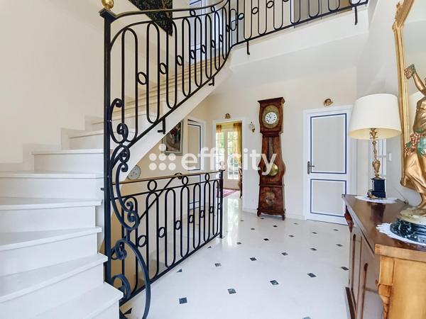 Maison
         6 pièces
        - 112 m² Bien prestige 650 000 € *