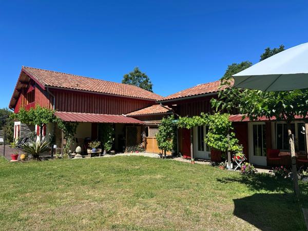 Lisière forêt Landaise.Contemporaine de construction récente avec beaucoup de charme et des prestations de qualité.
