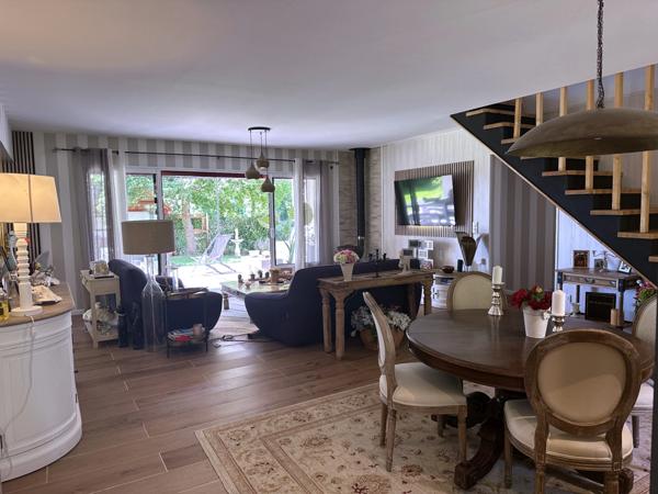 Lisière forêt Landaise.Contemporaine de construction récente avec beaucoup de charme et des prestations de qualité.