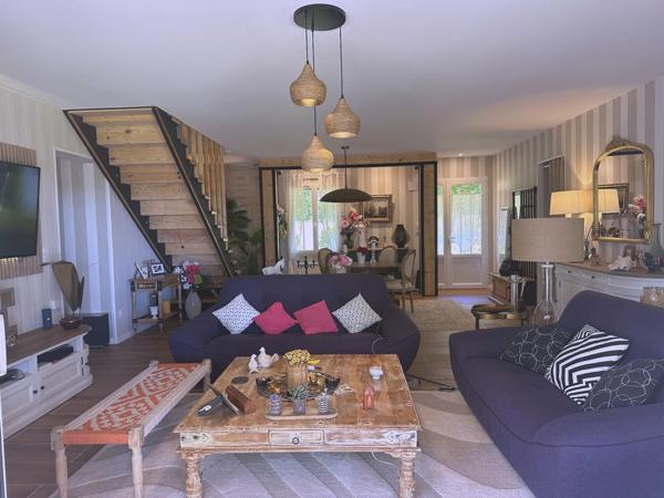 Lisière forêt Landaise.Contemporaine de construction récente avec beaucoup de charme et des prestations de qualité.