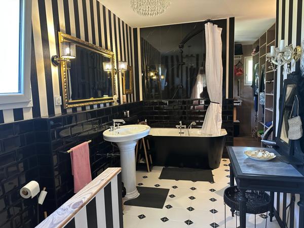 Lisière forêt Landaise.Contemporaine de construction récente avec beaucoup de charme et des prestations de qualité.