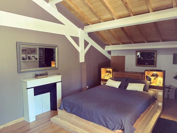 Lisière forêt Landaise.Contemporaine de construction récente avec beaucoup de charme et des prestations de qualité.