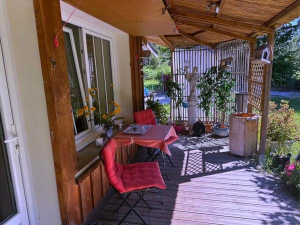 Lisière forêt Landaise.Contemporaine de construction récente avec beaucoup de charme et des prestations de qualité.