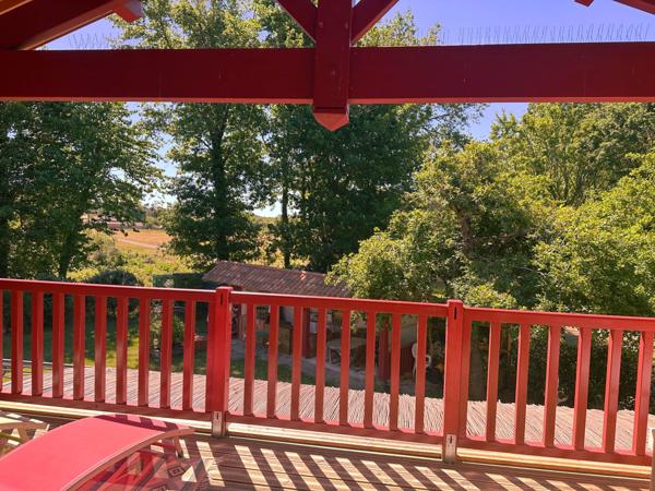 Lisière forêt Landaise.Contemporaine de construction récente avec beaucoup de charme et des prestations de qualité.