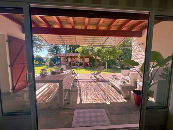 Lisière forêt Landaise.Contemporaine de construction récente avec beaucoup de charme et des prestations de qualité.